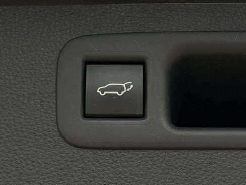 Used 2020 Toyota Highlander XLE FWD image 31