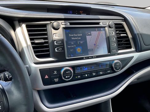 Used 2018 Toyota Highlander XLE FWD image 7