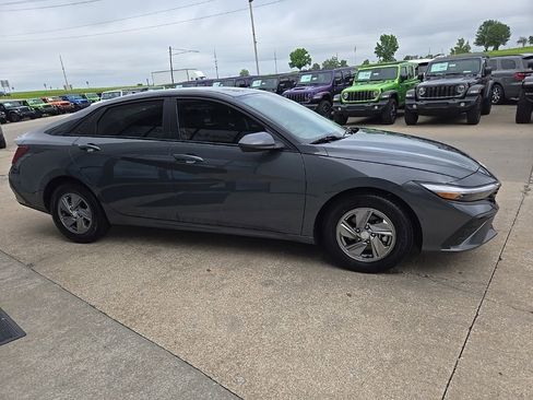 Used 2025 Hyundai Elantra SE FWD image 13