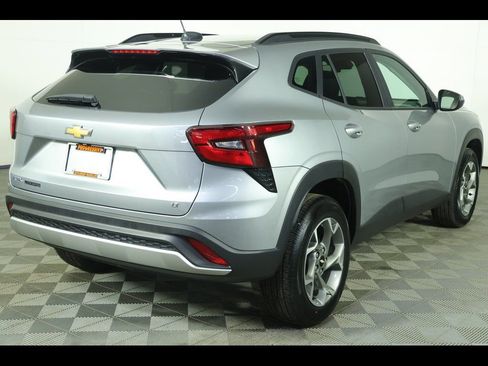 Used 2025 Chevrolet Trax LT w/ LT Convenience Package image 2