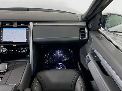 Certified 2024 Land Rover Discovery Dynamic SE image 25
