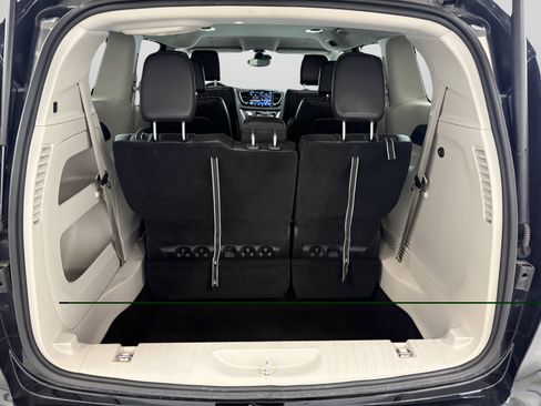 Used 2024 Chrysler Pacifica Touring-L FWD image 9