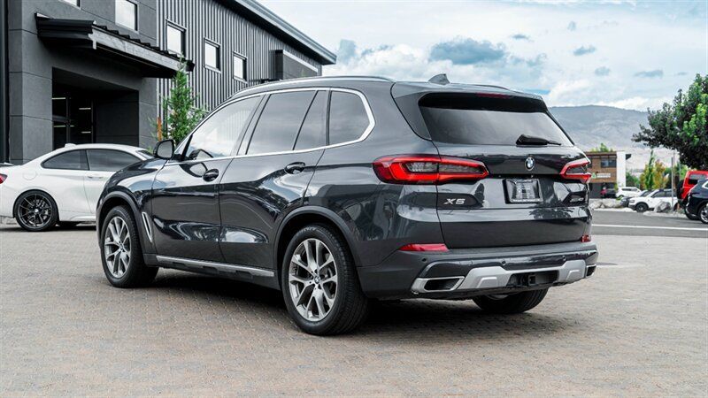 Used 2019 BMW X5 xDrive40i w/ Convenience Package AWD/4WD image 2