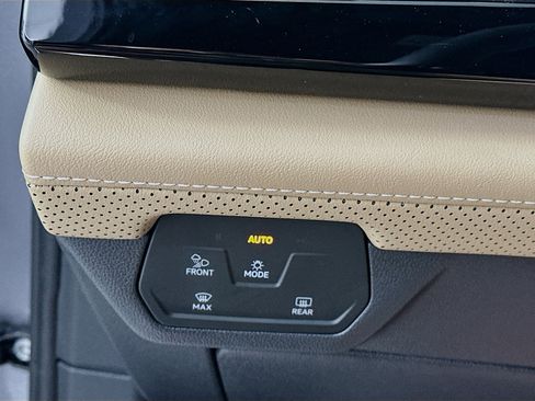 Used 2025 Volkswagen Atlas Cross Sport SE FWD image 17