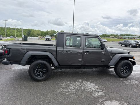 Used 2024 Jeep Gladiator Sport AWD/4WD image 3