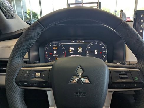 New 2025 Mitsubishi Outlander SE image 26