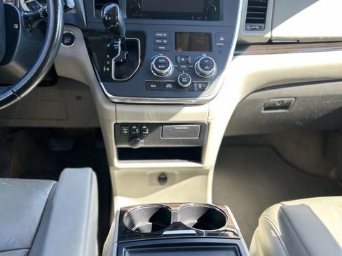 Used 2015 Toyota Sienna image 11