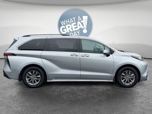 Used 2022 Toyota Sienna LE image 2