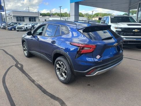 Used 2024 Chevrolet Trax LT w/ Driver Confidence Package FWD image 2