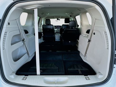Used 2024 Chrysler Pacifica Touring-L image 15