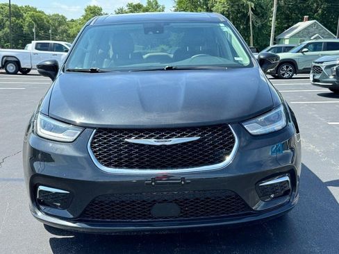 Used 2023 Chrysler Pacifica Touring-L FWD image 9