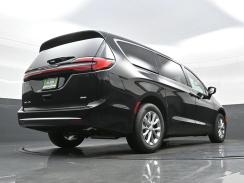 New 2027 Chrysler Pacifica Select AWD/4WD image 19