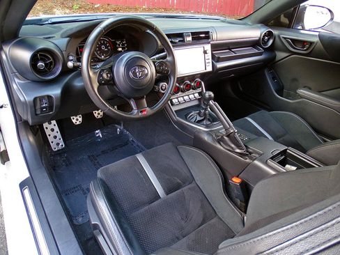 Used 2025 Toyota GR86 Premium w/ Performance Package RWD image 21