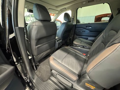Used 2025 Nissan Pathfinder Platinum AWD/4WD image 11