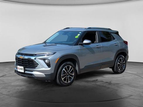 Used 2025 Chevrolet TrailBlazer LT AWD/4WD image 3