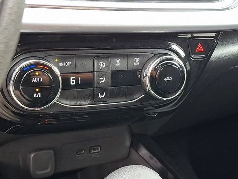 Used 2025 Chevrolet Trax LT FWD image 16