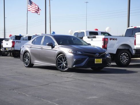 Used 2022 Toyota Camry SE image 2