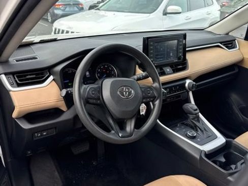 Used 2021 Toyota RAV4 LE AWD/4WD image 2