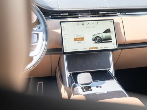New 2026 Land Rover Range Rover Long Wheelbase SE AWD/4WD image 19