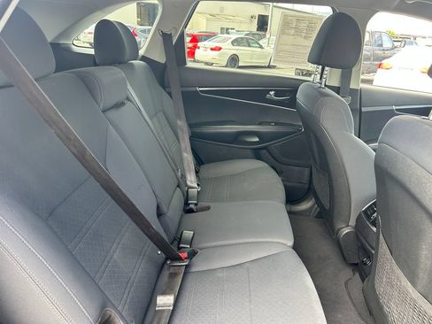 Used 2019 Kia Sorento AWD V6 image 32