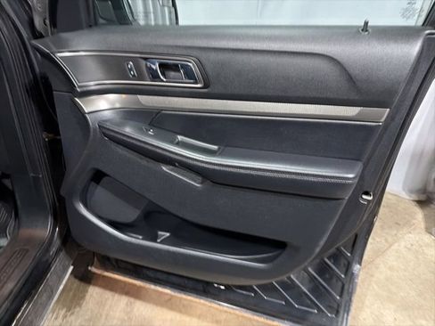 Used 2018 Ford Explorer XLT image 16