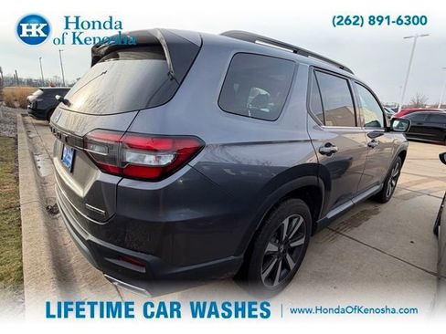 Used 2025 Honda Pilot Touring image 2