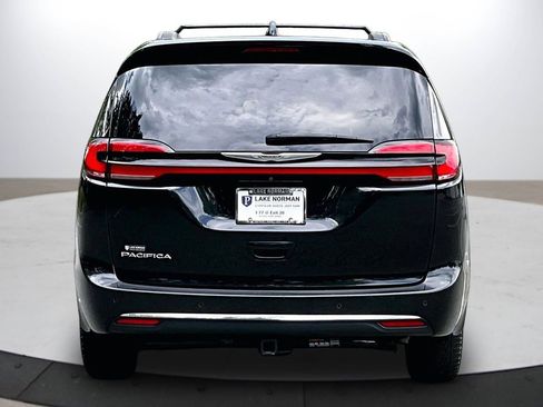 Used 2022 Chrysler Pacifica Touring-L FWD image 8