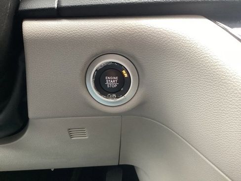 Used 2022 Chrysler Voyager LX image 27