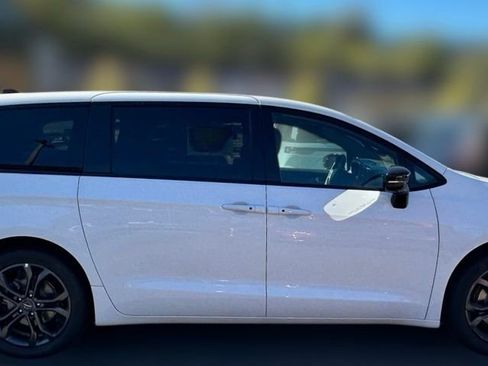 New 2026 Chrysler Pacifica Select FWD image 2