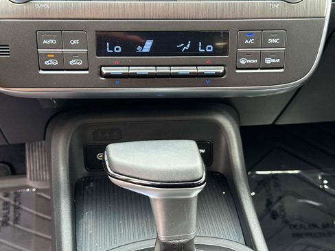 Used 2025 Hyundai Kona SEL image 24