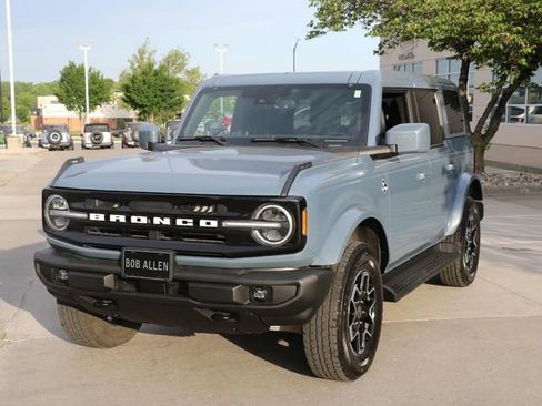 Used 2025 Ford Bronco Outer Banks AWD/4WD image 3