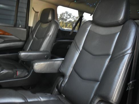 Used 2020 Cadillac Escalade ESV Premium Luxury image 26