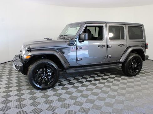 Used 2025 Jeep Wrangler Unlimited Sahara AWD/4WD image 2