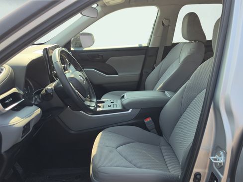 Used 2023 Toyota Highlander LE AWD/4WD image 19