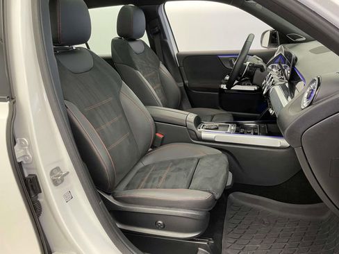 Used 2025 Mercedes-Benz GLB 35 AMG 4MATIC image 23