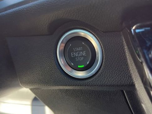 Used 2025 Chevrolet Traverse LT image 23