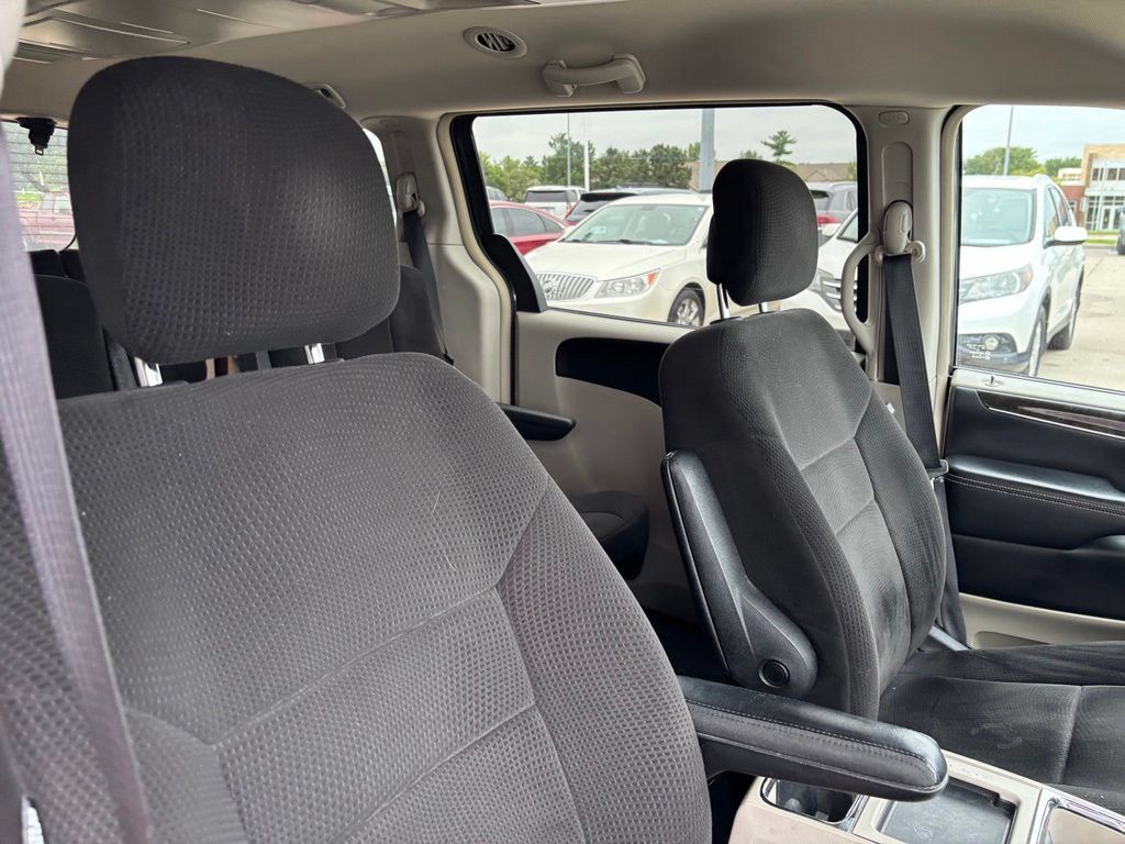 Used 2013 Chrysler Town & Country Touring FWD image 20