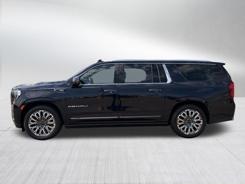 Used 2023 GMC Yukon XL Denali Ultimate AWD/4WD image 4