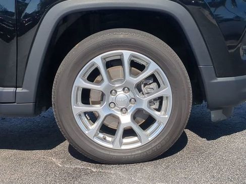 Used 2024 Jeep Compass Latitude image 11