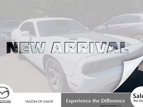 Used 2013 Dodge Challenger SXT RWD image 1