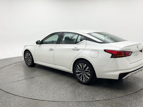 Used 2025 Nissan Altima 2.5 SV FWD image 6
