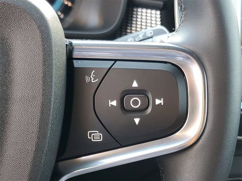 Certified 2025 Volvo XC40 B5 Plus image 22