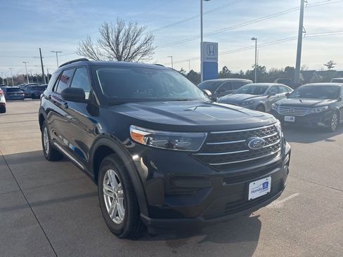 Used 2021 Ford Explorer XLT image 3
