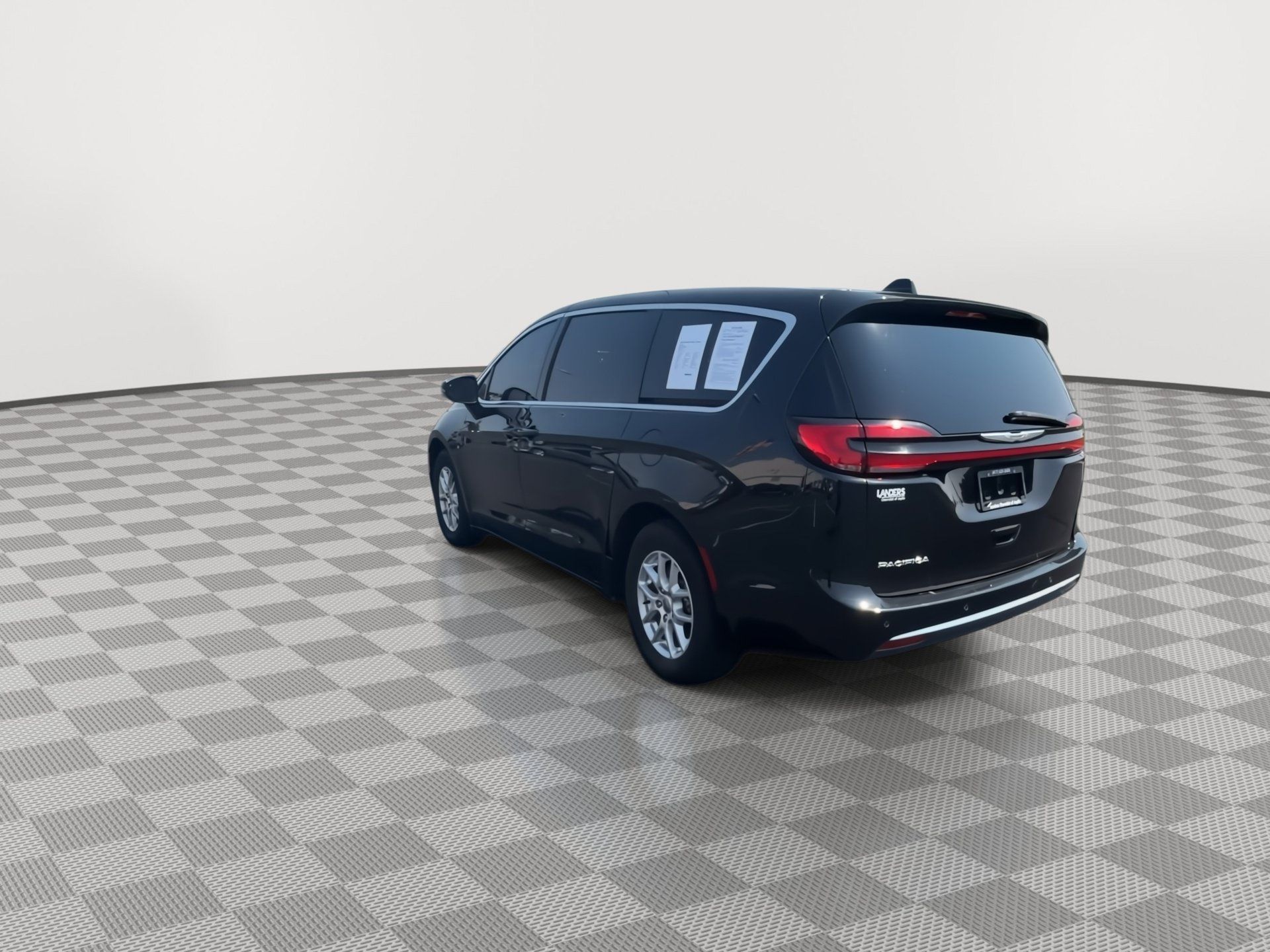 Used 2023 Chrysler Pacifica Touring FWD image 6