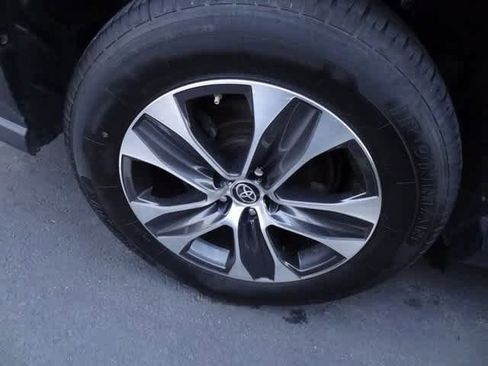 Used 2023 Toyota Highlander XLE image 9