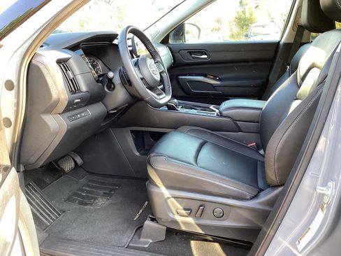 Used 2024 Nissan Pathfinder SL w/ SL Premium Package FWD image 9