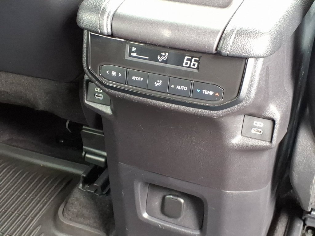 Used 2024 Toyota Grand Highlander AWD image 16