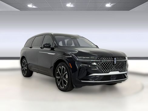 Used 2025 Lincoln Nautilus Reserve AWD/4WD image 7