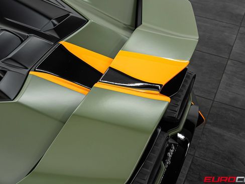 Used 2025 Lamborghini Revuelto AWD/4WD image 25