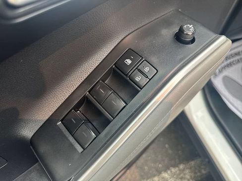 Used 2023 Toyota Highlander XLE AWD/4WD image 13